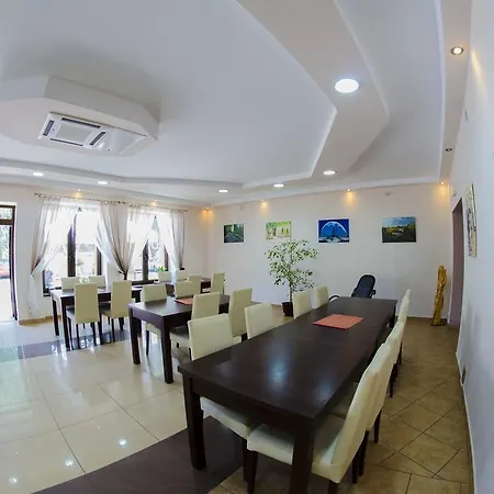 Bed & Breakfast Lew Jaskiniowy 3*
